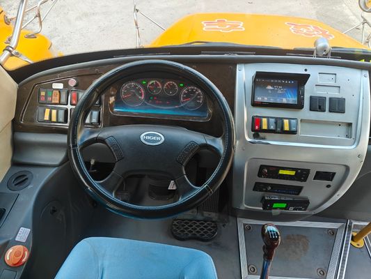 56 ที่นั่ง เครื่องยนต์ดีเซล LHD KLQ6106XQE4 Uesd รถบัสโรงเรียน ผลิตในจีน